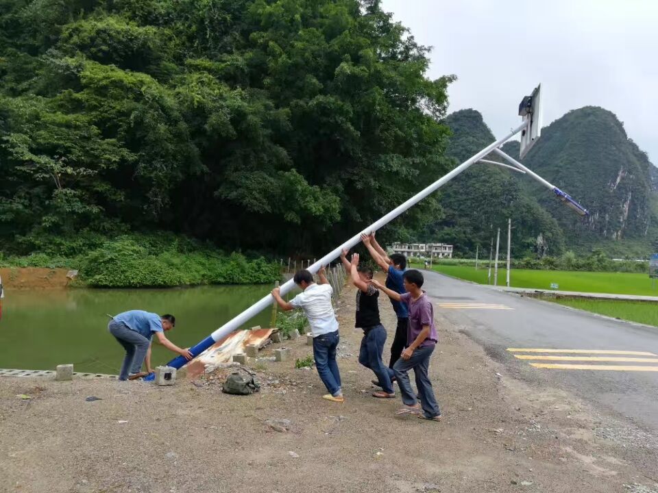 太阳能(néng)路灯